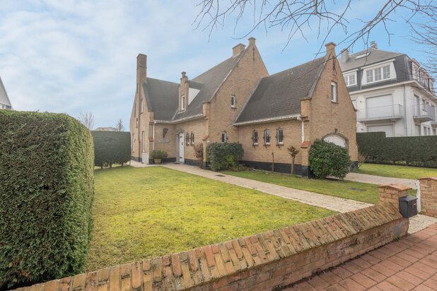 Charming villa to renovate in a prime location near the beach in Duinbergen