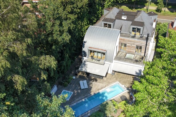 New 690 m² gross area villa with pool & professional space