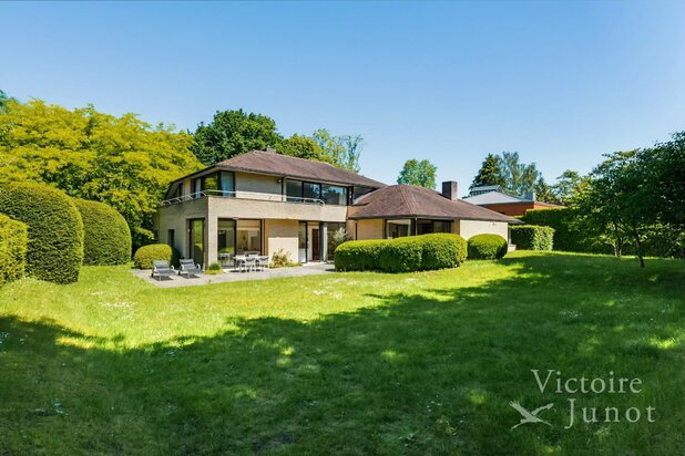 Prince d'Orange Neighborhood, in a private enclosed area, magnificent villa with south-facing garden
