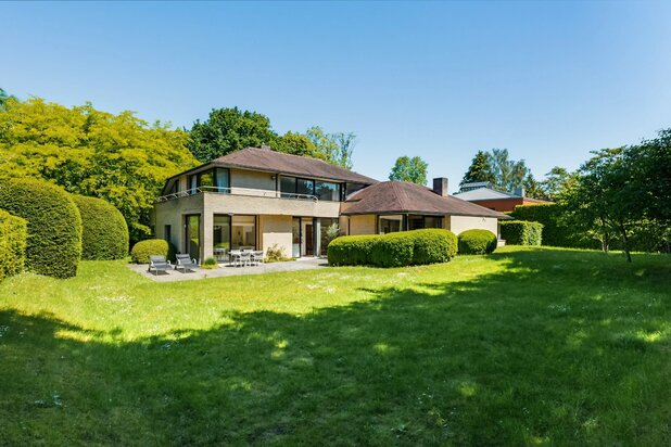 Quartier Prince d'Orange, dans un clos privé, magnifique villa avec jardin exposé au sud.