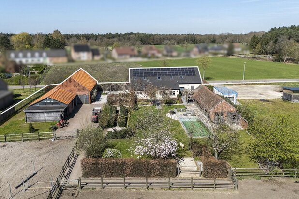 Uitzonderlijk gelegen paardeneigendom op ca. 2 hectare