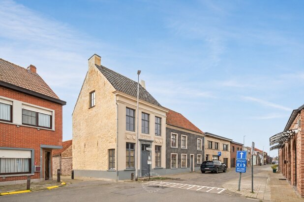 Gerenoveerde notariswoning (casco) met aanbouw voor gemengd gebruik