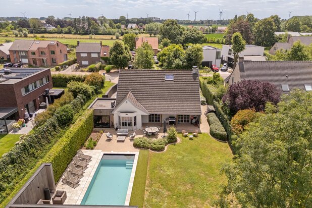 Trendy eigendom met zwembad en poolhouse
