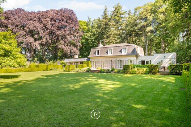 Verborgen villa-domein in het groen
