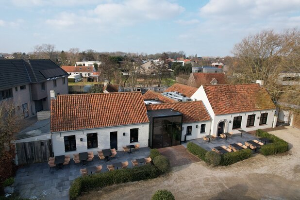 Propriété de luxe avec logement de concierge, parking, terrasses et bureau à Oostduinkerke.