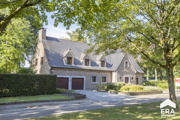 Zeer ruime klassieke villa te koop in Lommel