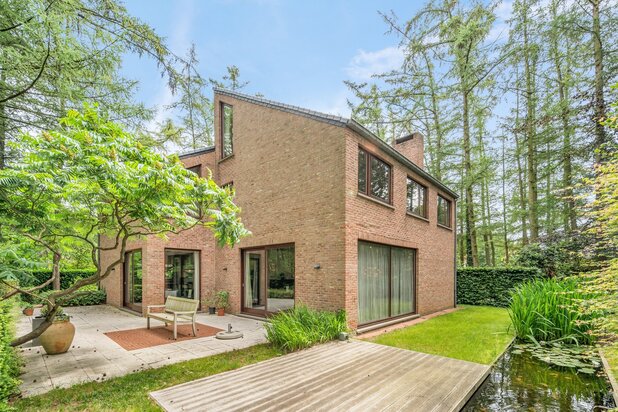 Ruime, te moderniseren villa met 5 slaapkamers en atelier op een perceel van 25 are 57 ca in het groen te (hoog) Linden !