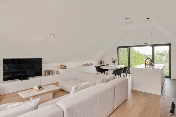 Prachtig BEN-duplexappartement met 3 slaapkamers en royaal zonneterras van 43 m² met vrij uitzicht op groen en weilanden.