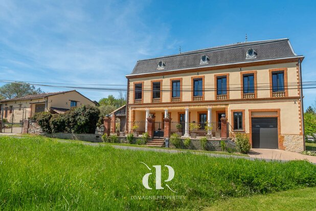 Maison de Maître avec Cour et Gîte au Coeur de la Lomagne