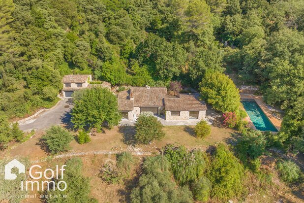 Villa de charme en pierre   plain-pied   300 m2   Terrain 1 