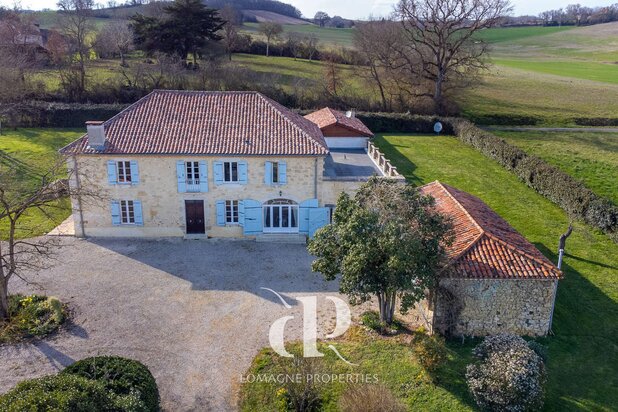 Maison en pierre sur 4 hectares de prairies de fleurs sauvag