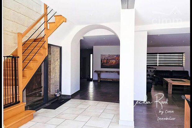 Maison mitoyenne à vendre à Montendre – 4 chambres – 280 m²