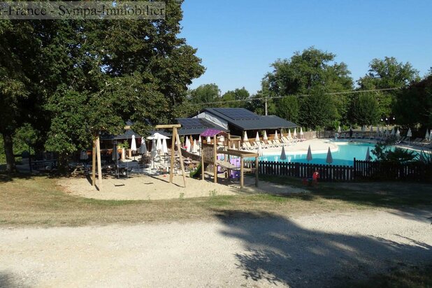 Camping à vendre à Gourdon – 17 pièces – 95 000 m²
