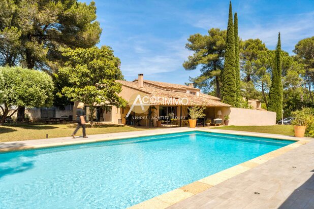 Propriété de caractère avec piscine chauffée et vaste jardin