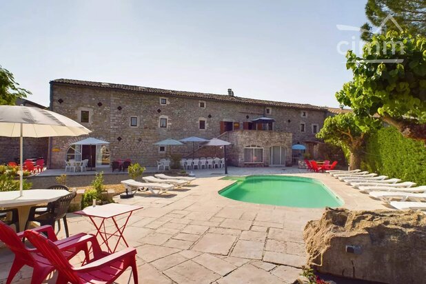 Maison mitoyenne à vendre à Grospierres – 18 pièces – 450 m²