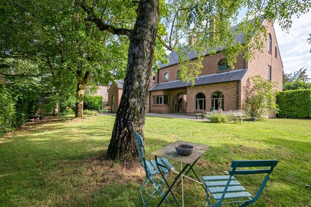 Tijdloze villa met charmante tuin op gunstige locatie