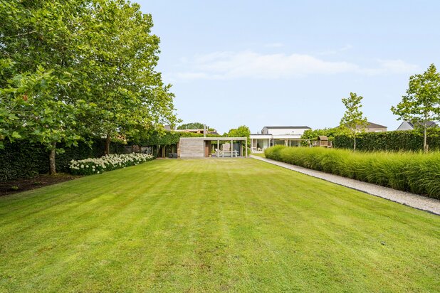 Strakke villa met buitenzwembad, wellness en kantoor/praktijk op 3.140 m² te Dessel