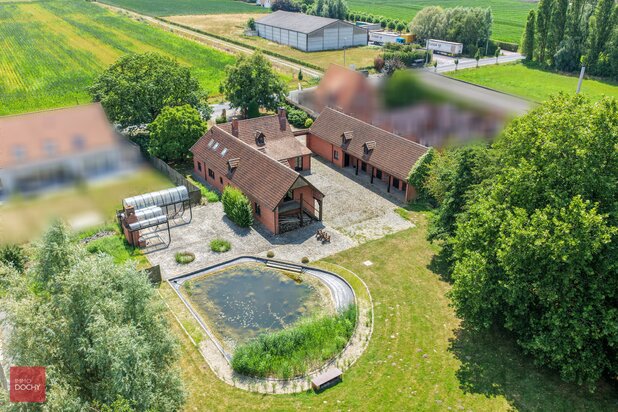Villa met paardenstallen op 4.876m²