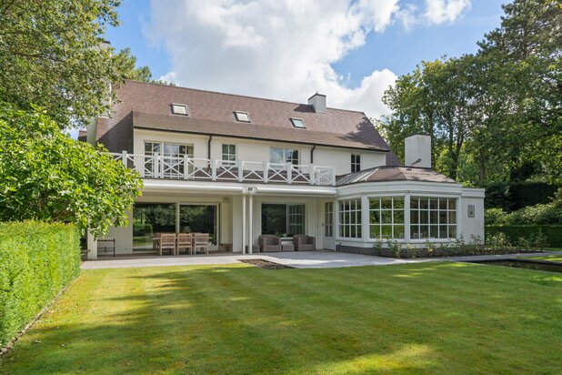 Villa avec jardin plein sud et étang au Zoute proche du golf