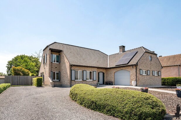 Ruime vrijstaande villa met 4 slaapkamers, inpandige garage en zuidgerichte tuin op een perceel van 2.957 m².