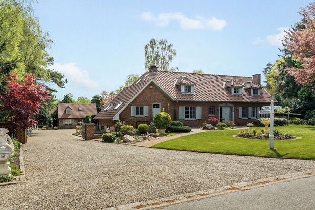 Statige villa van +-424m² met vakantiewoning op toplocatie en groen terrein van +-2539m² in Bolderberg.