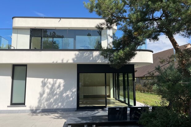 Recent gebouwde, energiezuinige villa gelegen in een rustige dreef van een centraal gelegen villawijk te Knokke-Heist.