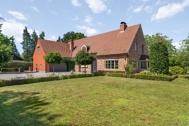 Villa classique avec vue sur les prairies et l'écurie.