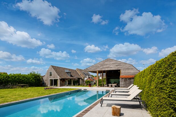 Karaktervolle gerenoveerde hoeve met zwembad en wijngaard op 4.700 m² te Vurste.