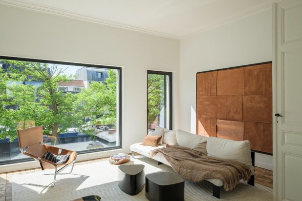 Klassevolle herenwoning met interieur van Peter Ivens & Bea Mombaers, volwassen stadstuin, inpandige garage en uitzonderlijk zicht op de Visserij.