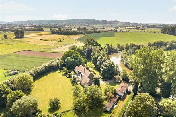 Exclusive villa along a scenic Scheldt branch