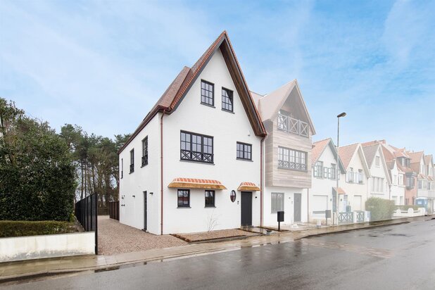 Recent unfurnished semi-detached villa, built using sustainable materials and offering pleasant views of the surrounding greenery.