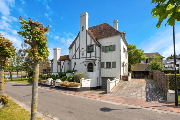 A stunning, detached villa on the shores of Lake Zegemeer [Georginapad].