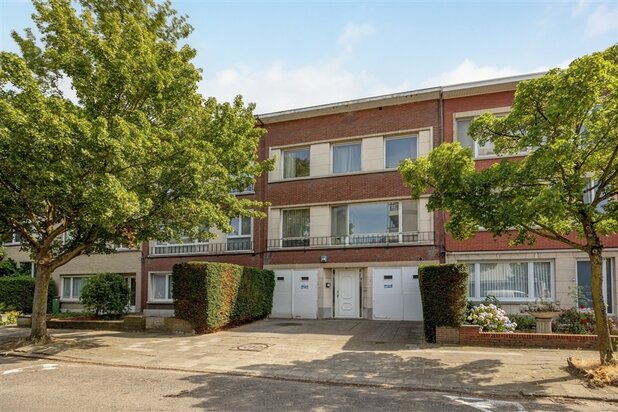 Oosterveld ∣ Voormalige dokterswoning met 5 slaapkamers, 2 garages en grote zuidtuin