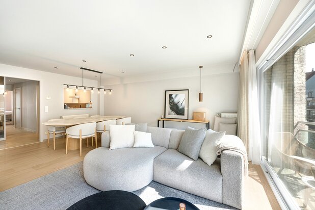 Ruim 2-slaapkamerappartement met twee terrassen nabij de zee.