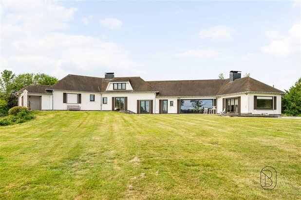 Villa majestueuse avec piscine et vue imprenable sur 6 401m²