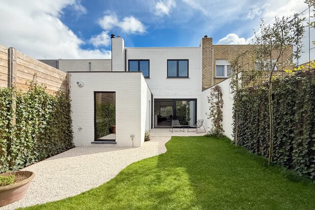 Maison entièrement rénovée avec jardin ensoleillé, idéalement située à proximité du Graaf Jansdijk