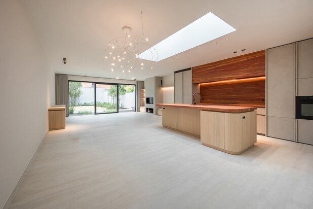 Beautifully finished newly built home, ideally located in the heart of the city, just a few steps from the Groentemarkt.