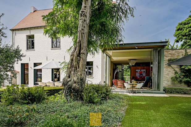 Een woning waar karakter en hedendaagse architectuur elkaar perfect aanvullen.