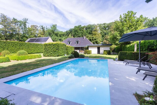 Maison familiale spacieuse avec 4 chambres et piscine sur beau terrain