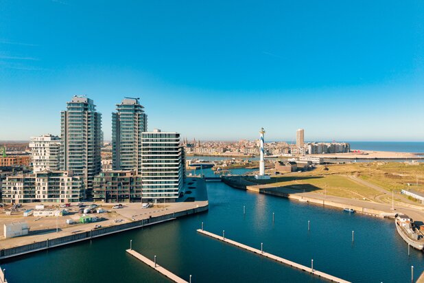 Luxueus afgewerkt appartement met frontaal zeezicht op Oosteroever
