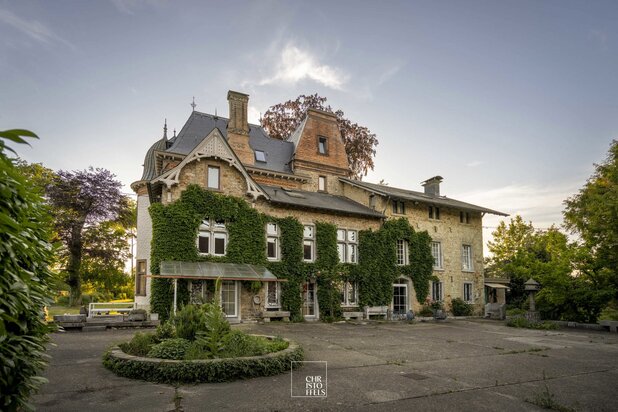 19th-century castle with guest accommodation, 20 minutes from Maastricht