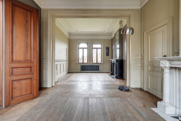 Prestigieus herenhuis met opmerkelijke volumes