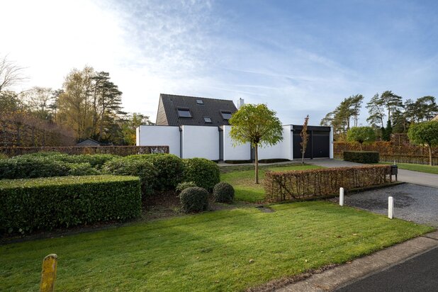 Laagbouwvilla met 6 slpks en 2 bdks op 1.738 m² te Mol
