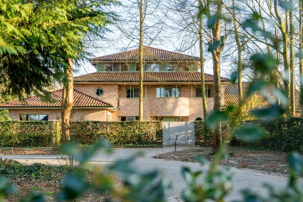 Villa somptueuse avec piscine intérieure sur un domaine de 6 426 m².