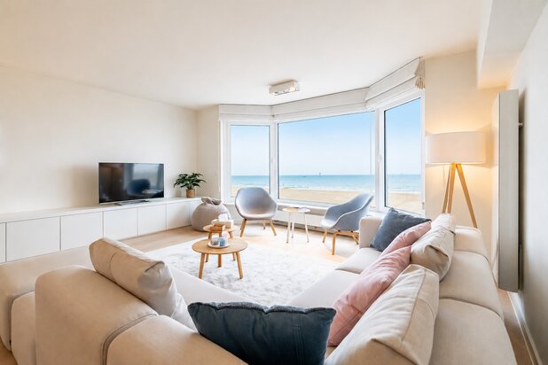 Beautifully finished apartment with frontal sea view