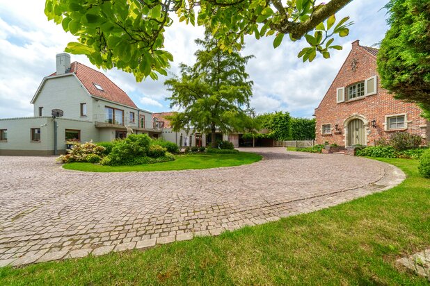 Unique villa with commercial space in Tielt