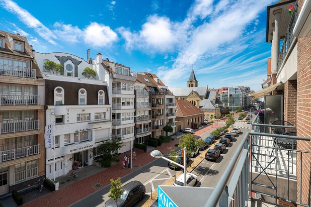 Prachtig en lichtrijk appartement op enkele stappen van de Dumortierlaan.