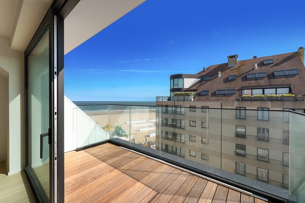 Appartement-duplex neuf avec une magnifique vue latérale mer.