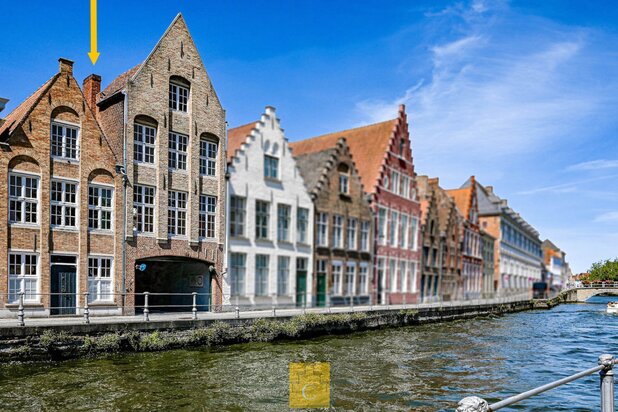 ruim breedhuis met 2 puntgevels aan de Brugse Reien met vergunning voor totaalrenovatie en twee private parkeerplaatsen