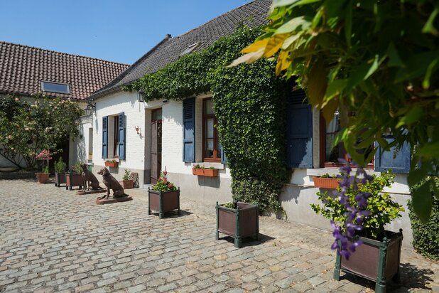 Een uitzonderlijke vierkantshoeve in een groene oase